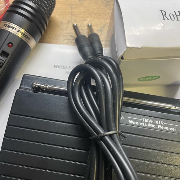 Wireless microphone set by Topp pro gear .
Vocal microphone - Picture 4 of 8